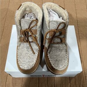Minnetonka Women's Tan Moccasin Boots
